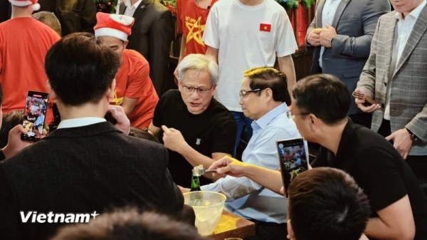 [사진] 팜민친 총리와 엔비디아 회장이 호안끼엠 호수를 감상하고 타히엔 거리에서 맥주를 ​​마시고 있다