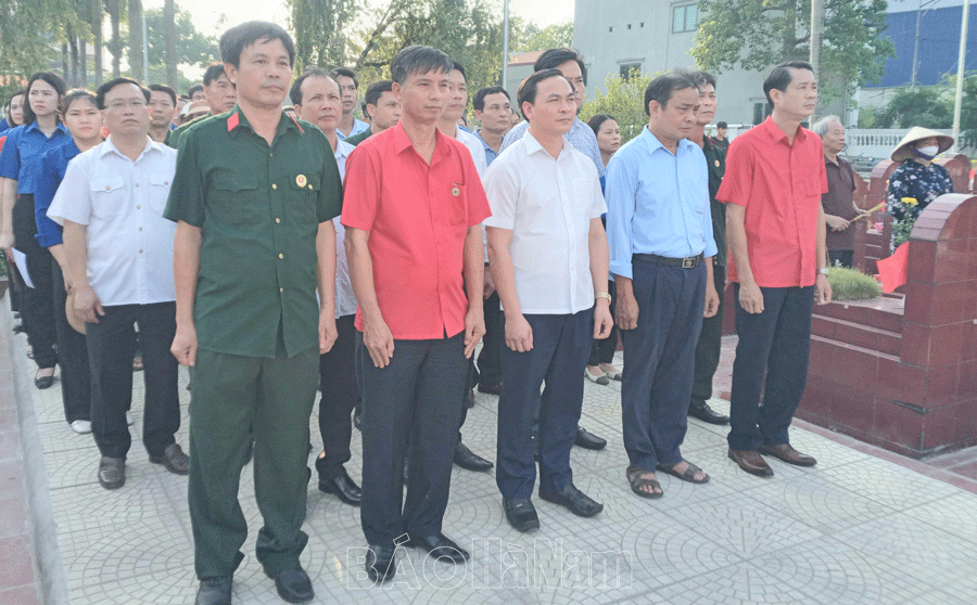 전쟁상병 및 순교자의 날 277주년을 맞아 영웅적 순교자들을 기리기 위해 향을 피우고 촛불을 켜다