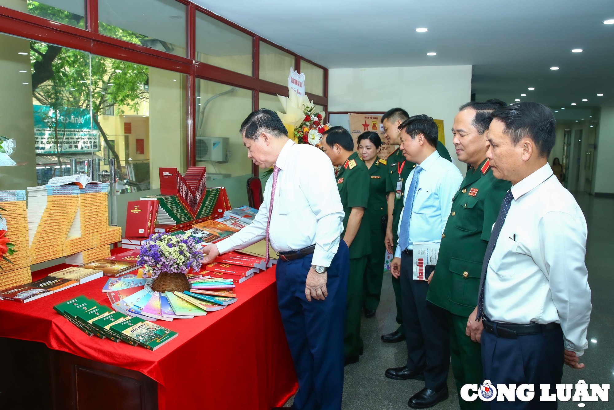 bao quan doi nhan dan trao giai cuoc thi viet nhung tam guong binh di ma cao quy lan thu 14 hinh 1