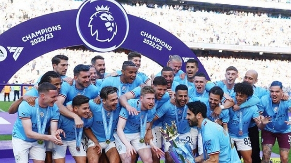 El entrenador Pep Guardiola y los jugadores del Manchester City estaban felices y radiantes con la copa del campeonato de la Premier League 20022/23.