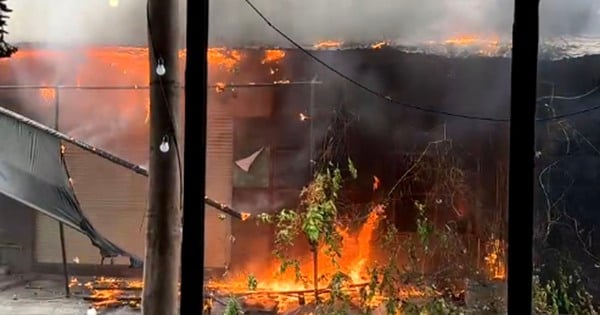 Incendio en casa de Tan Phu, decenas de personas unen fuerzas para salvar el coche