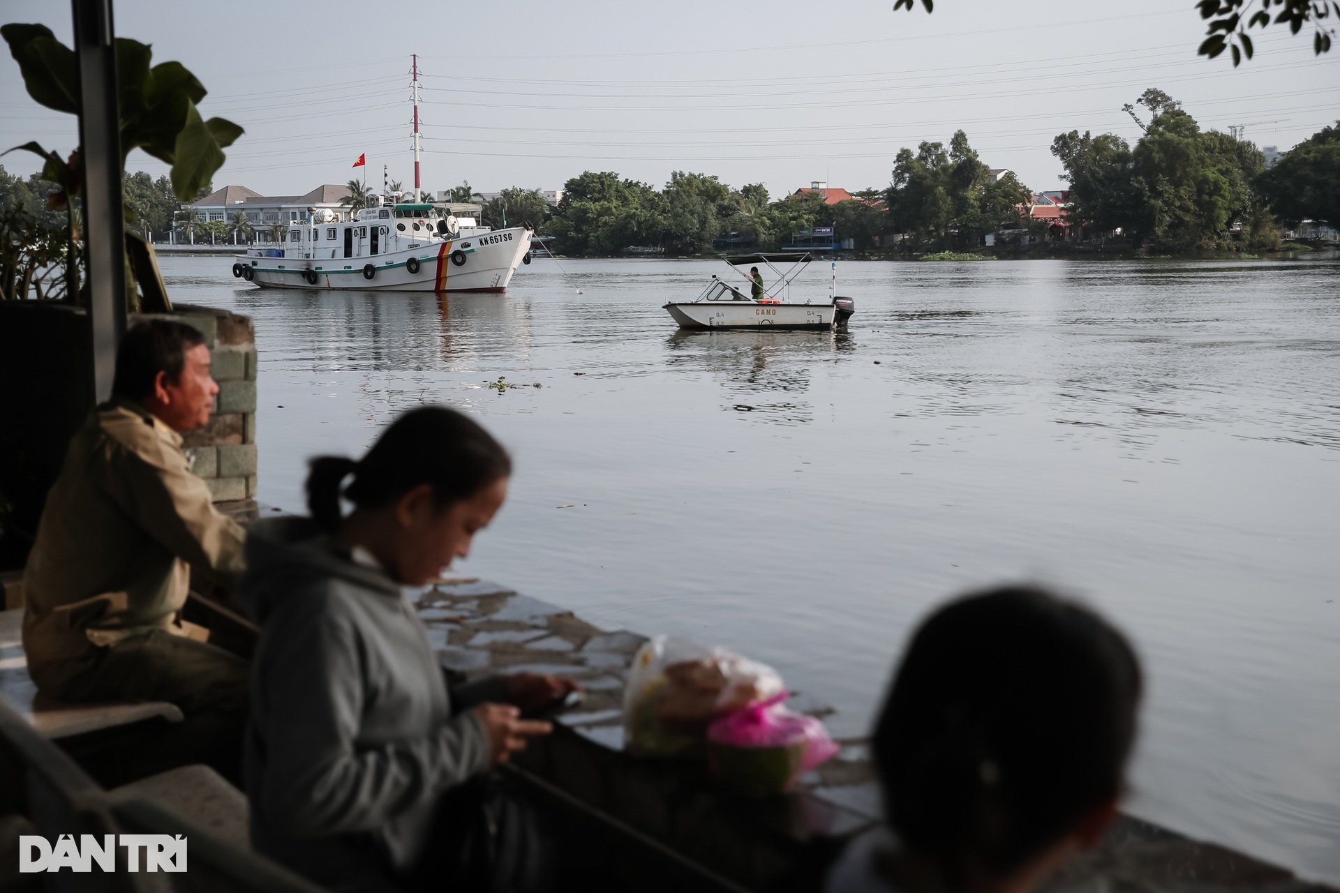 Người dân phấn khởi thả cá, không lo phương tiện của ông Táo bị vợt bắt - 2