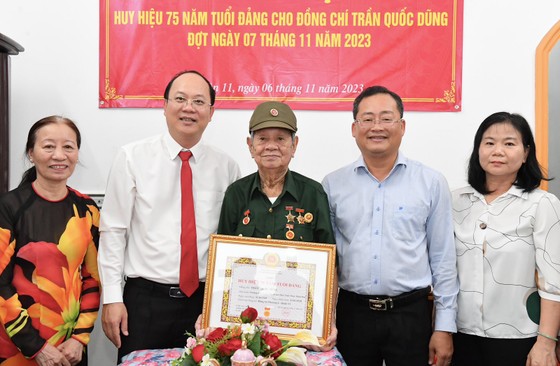 Phó Bí thư Thành ủy TPHCM Nguyễn Hồ Hải trao Huy hiệu 75 năm tuổi Đảng cho đồng chí Trần Quốc Dũng. Ảnh: VIỆT DŨNG