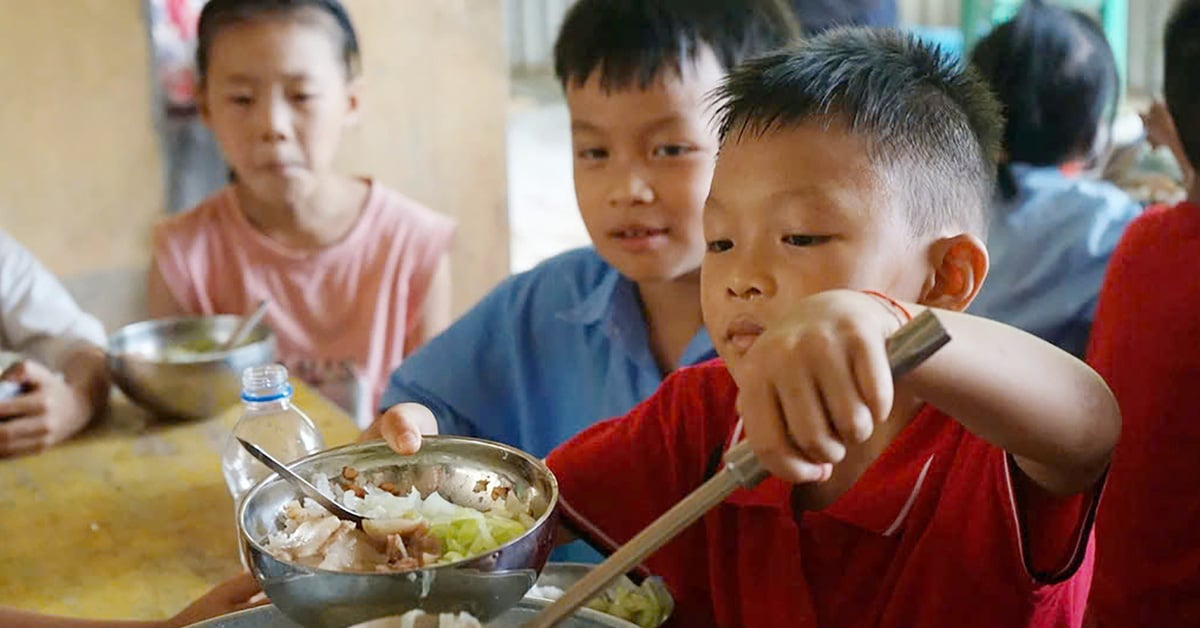 Mahlzeiten mit ausreichend Fleisch und Gemüse für die Schüler von Lang Nu nach Tagen der Überschwemmung und Nahrungsmittelknappheit