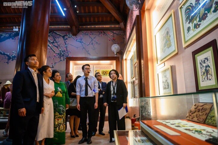Foreign ambassadors experience making Dong Ho paintings, wearing Quan Ho costumes - 2