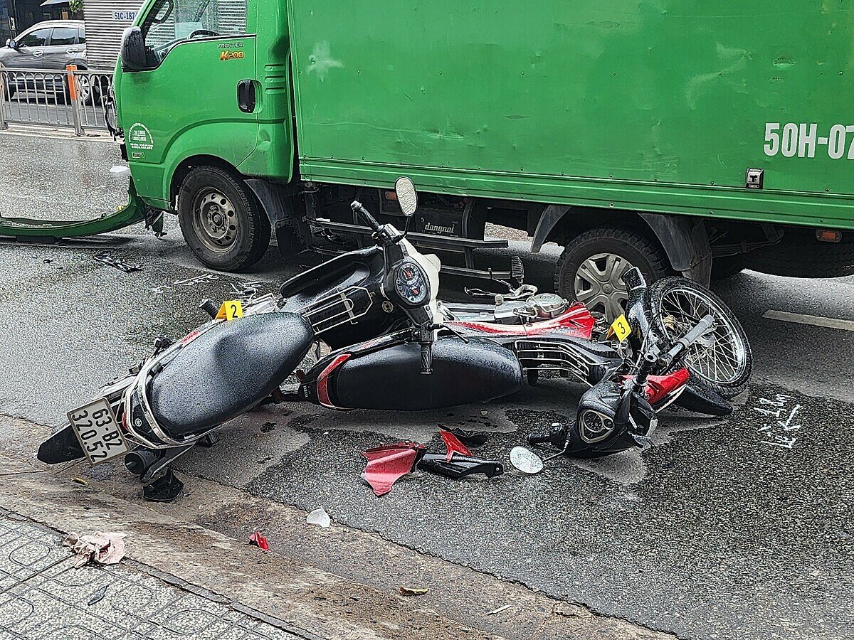 Un camión choca contra varias motos y deja tres heridos