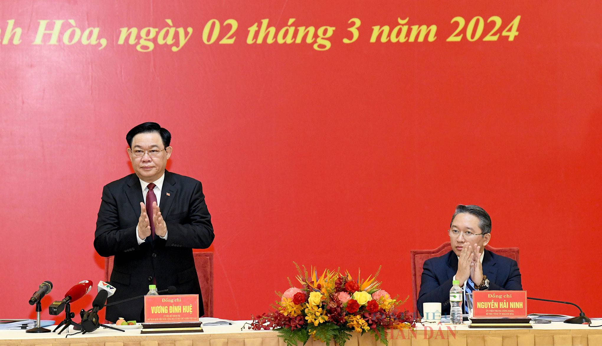국회의장 Vuong Dinh Hue는 Khanh Hoa 성 당위원회 상임위원회와 협력합니다.