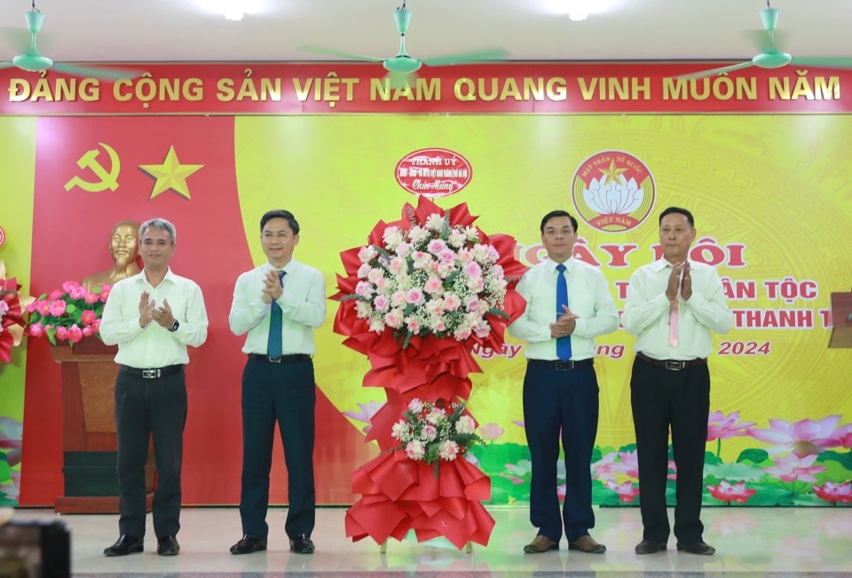 El vicepresidente del Comité Popular de Hanoi, Ha Minh Hai, y el representante del Comité del Frente de la Patria de Hanoi presentaron cestas de flores para felicitar el Gran Día de la Solidaridad en la aldea 1, comuna de Van Phuc.