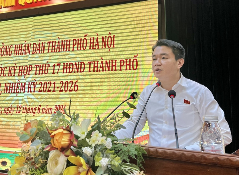 Head of the Legal Committee of the Hanoi People's Council Duy Hoang Duong at the meeting with voters of Hoai Duc district on the afternoon of June 12.