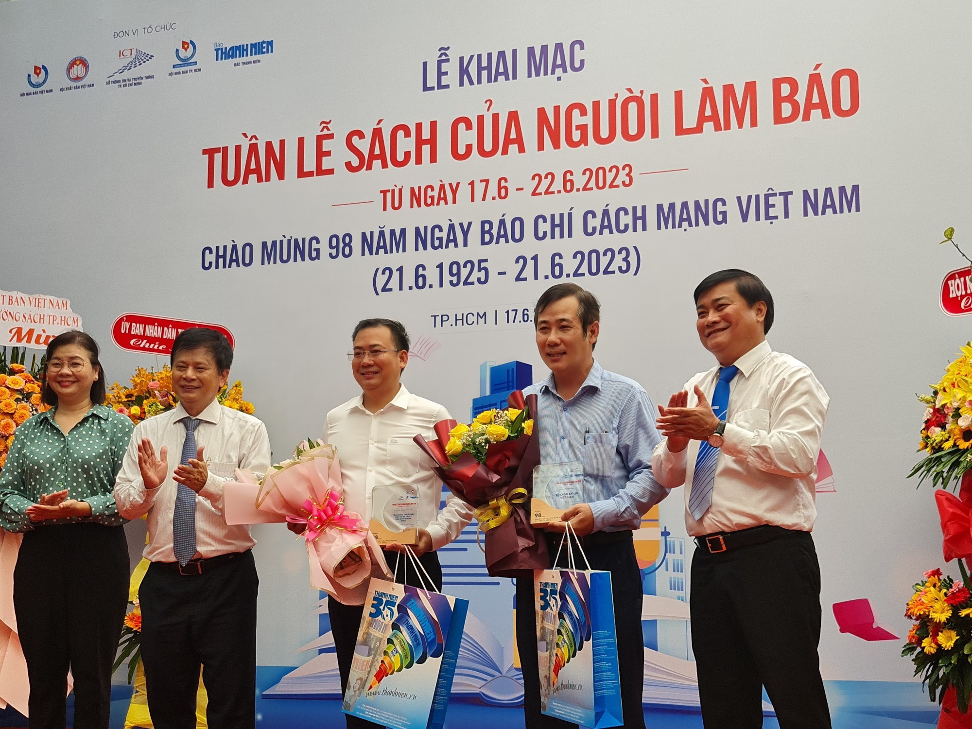 Sôi nổi ngày khai mạc 'Tuần lễ Sách của người làm báo' tại Đường Sách TP.HCM - Ảnh 4.