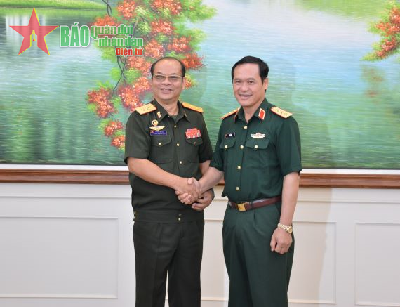 El Teniente General Superior Vu Hai San recibió al Jefe del Departamento General de Logística del Ejército Popular de Laos.