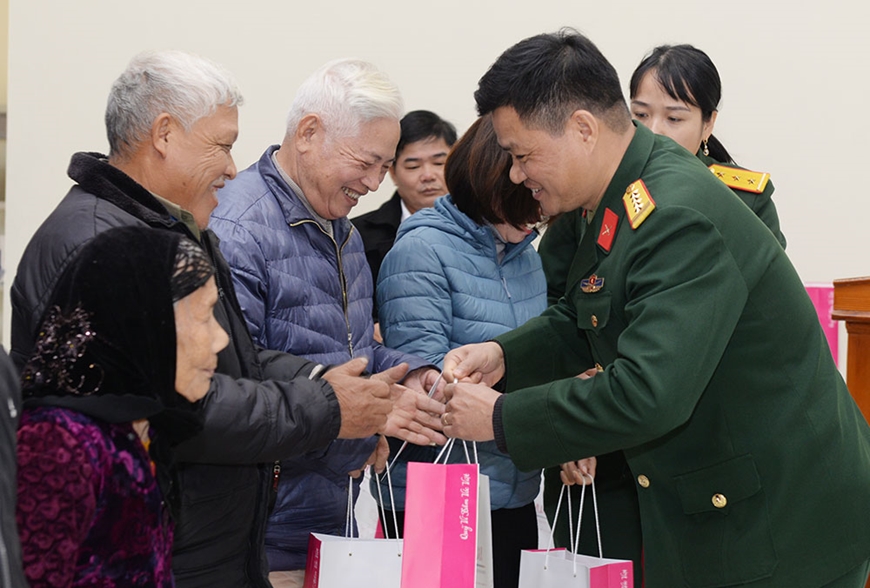 El periódico del Ejército Popular entrega regalos a las familias con motivo del Año Nuevo Lunar imagen 1