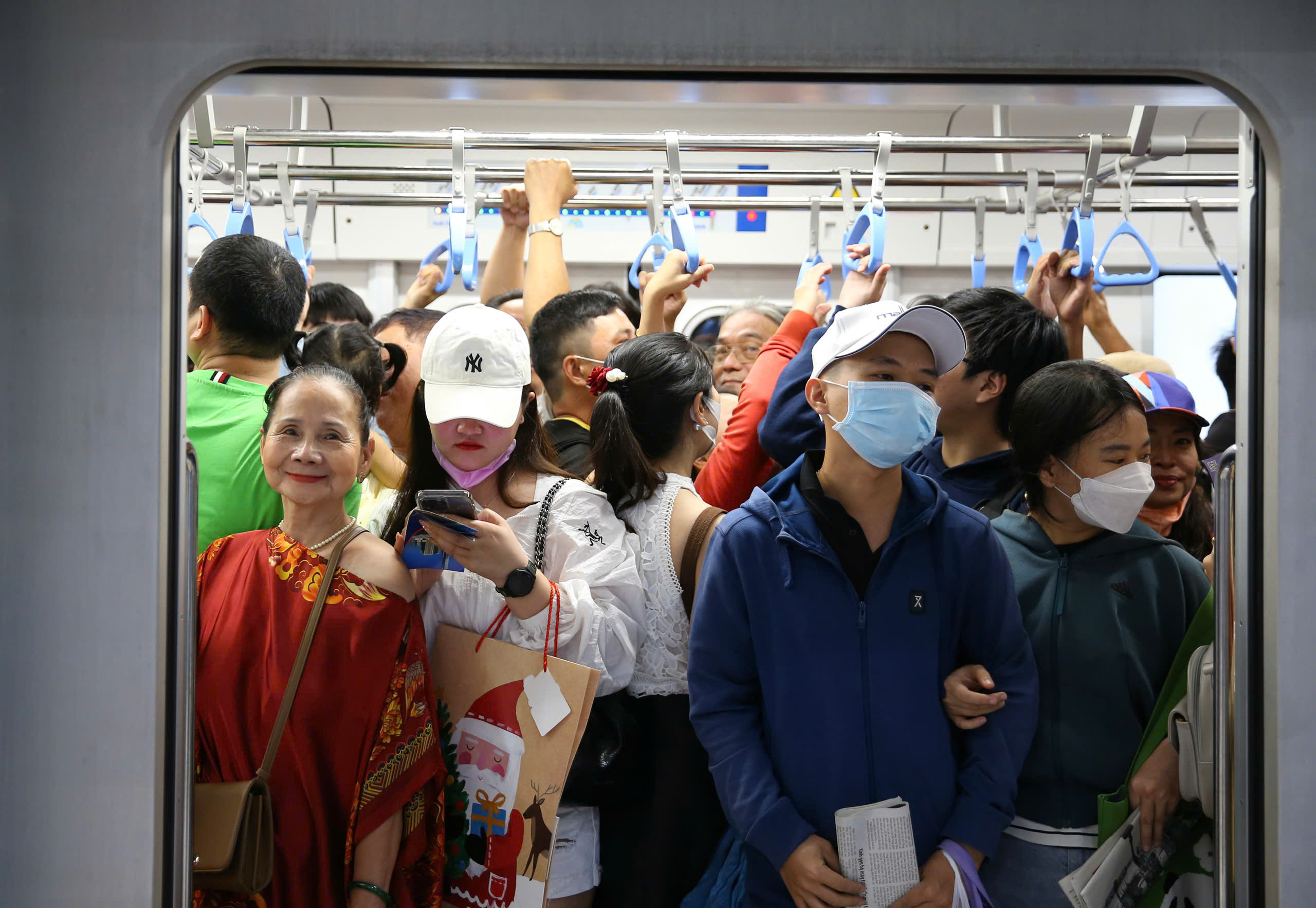 Biển người háo hức trải nghiệm tuyến metro số 1 trong ngày đầu mở cửa- Ảnh 11.