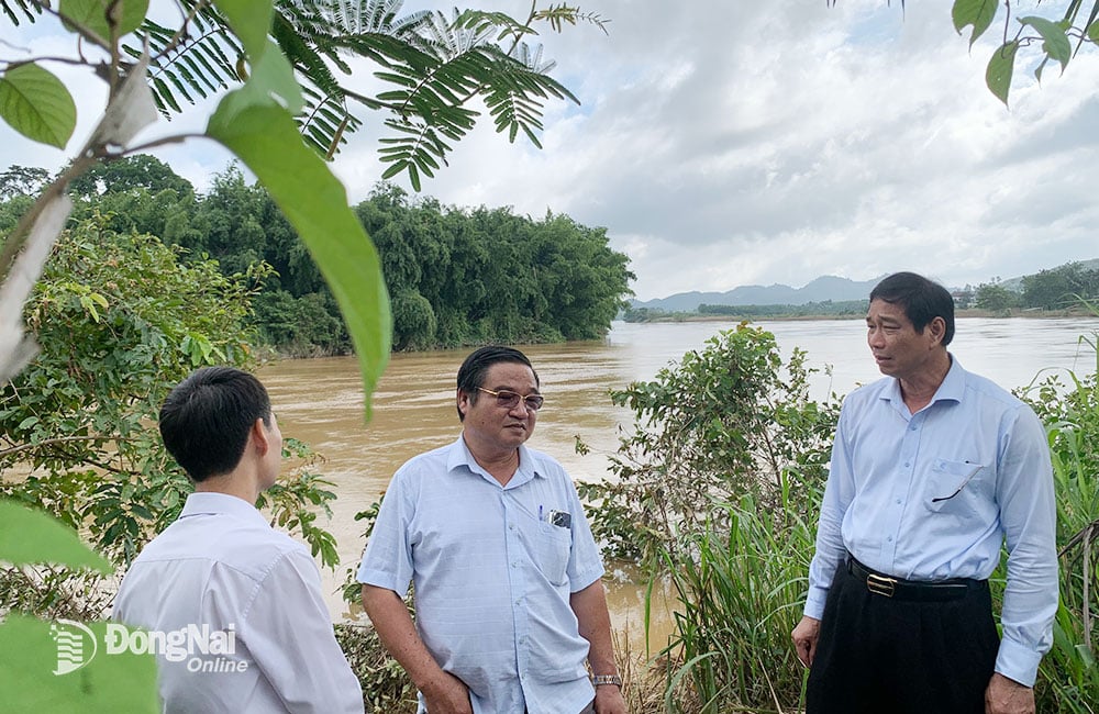 El vicepresidente del Comité Popular Provincial, Vo Van Phi (en la portada, a la derecha), inspeccionó el trabajo de prevención y control de desastres en el distrito de Tan Phu. Foto: B.Nguyen