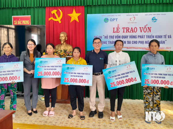 Trao vốn quay vòng cho 20 hộ gia đình phụ nữ khó khăn