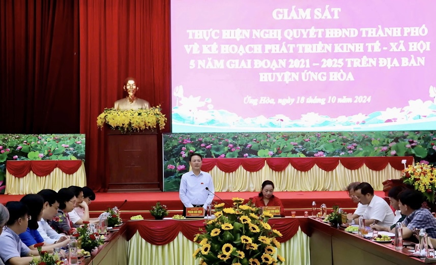 Vice Chairman of Hanoi People's Council Pham Qui Tien, Head of the monitoring delegation, spoke at the meeting.