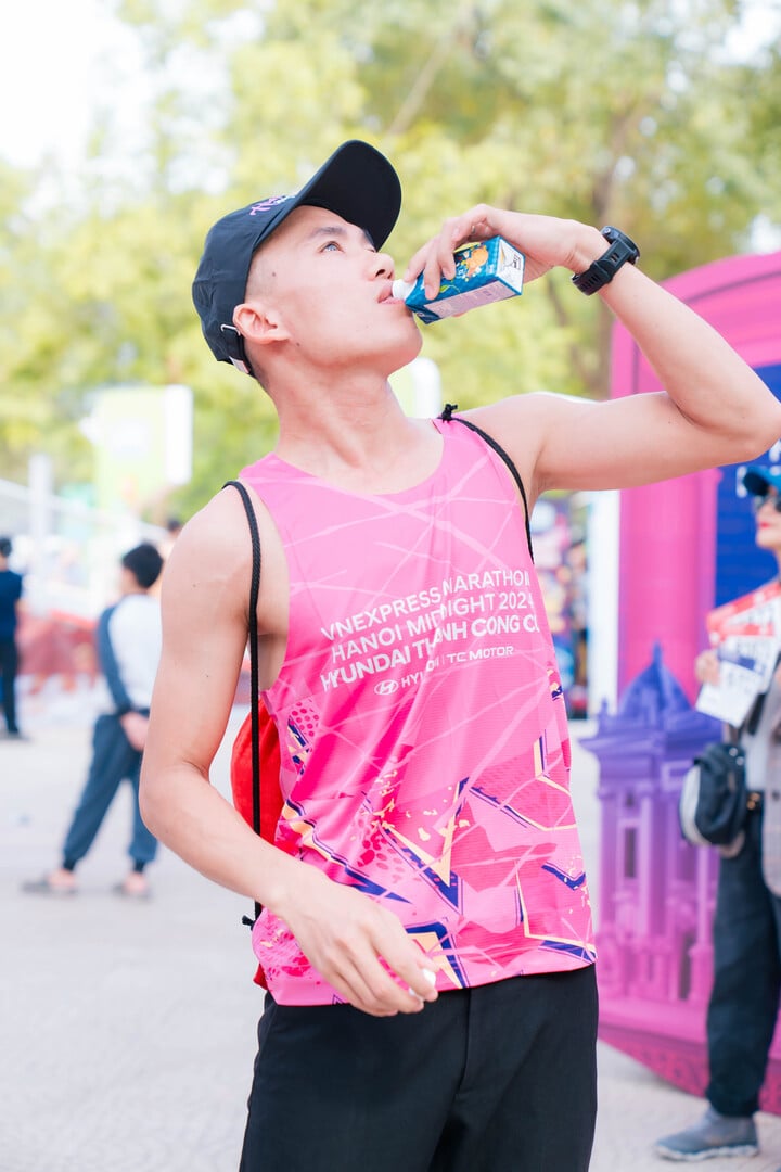 Runners experience Vinamilk high protein nut milk in race-kit.