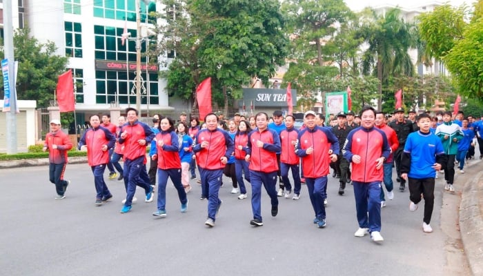 Thousands of people attend the 30th Hai Duong Newspaper Cross Country Race