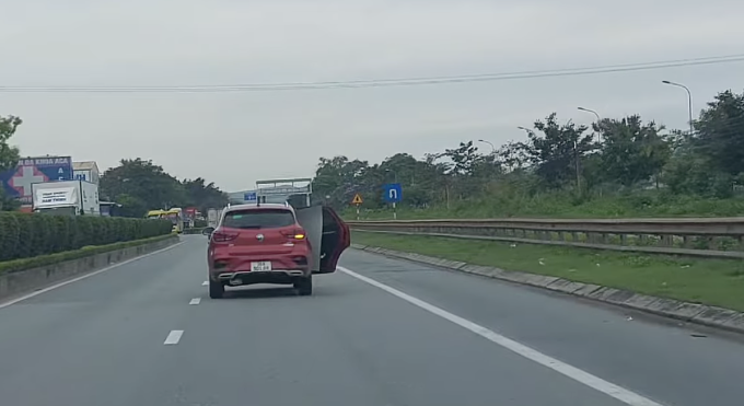 Дверь автомобиля открылась во время движения по шоссе 1А. Фото вырезано из клипа