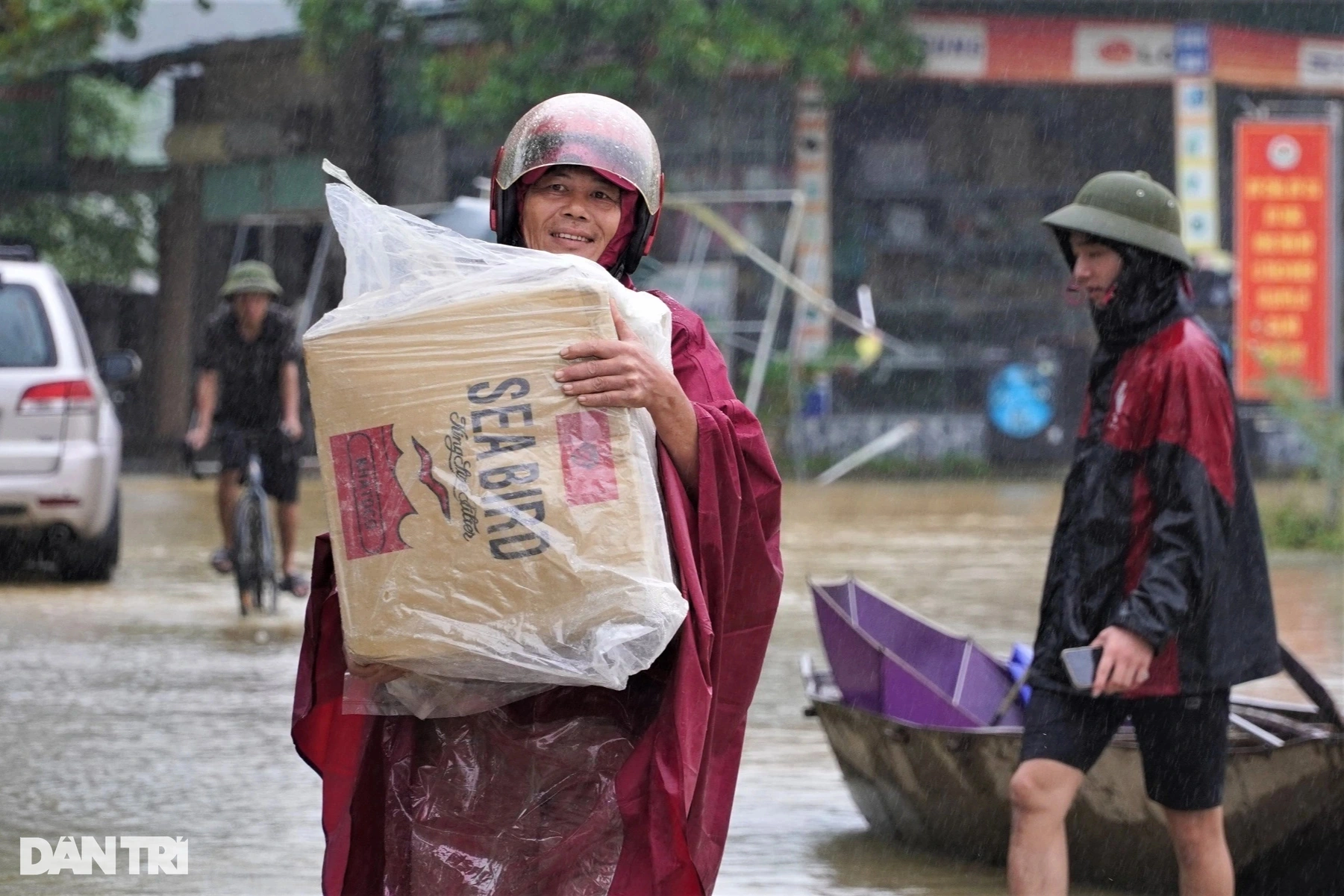 Là où les gens restent debout toute la nuit pour surveiller l'eau, fuyant les inondations deux fois en quatre jours