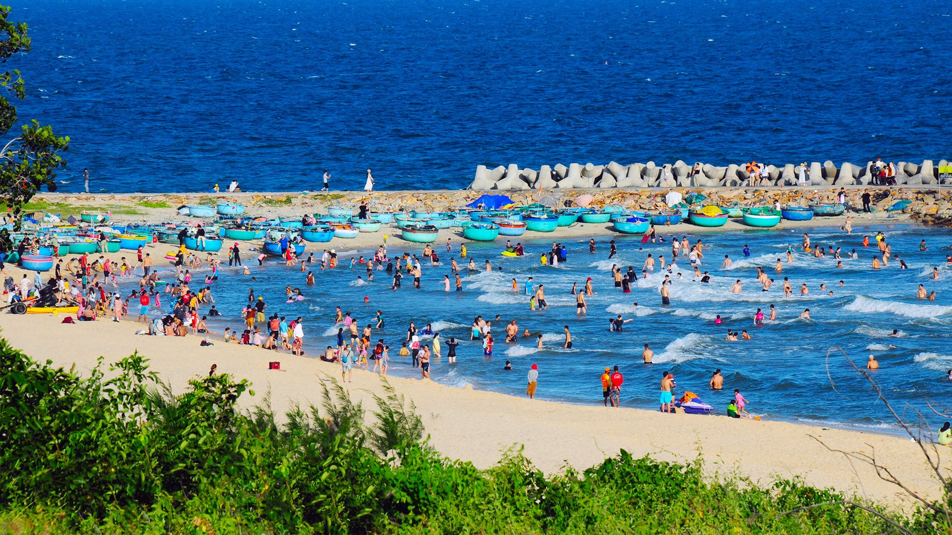 นักท่องเที่ยวสนุกสนานกันที่ชายหาด Ong Dia Beach, Photo: n.-lan-2-.jpg