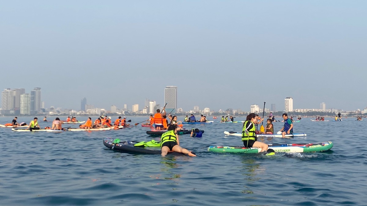 Young people eagerly paddle Sup to watch the sunrise on Da Nang beach photo 12