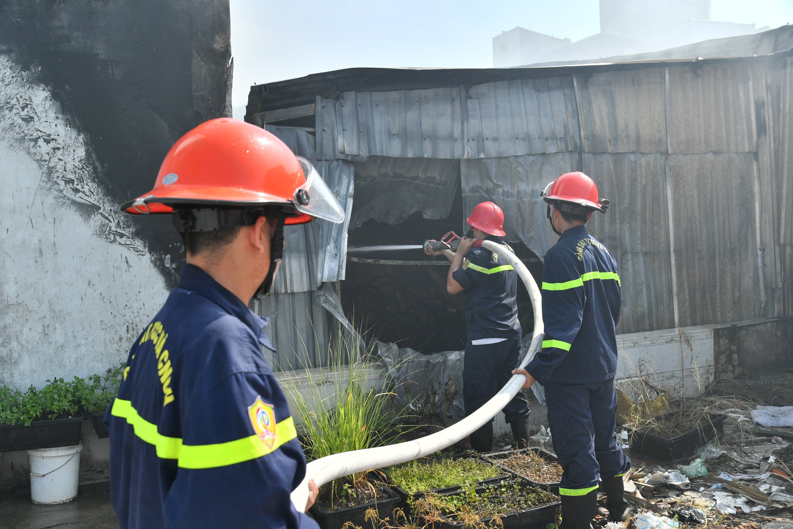 Lửa bao trùm gara ở Kiên Giang, nhiều ô tô cháy rụi- Ảnh 6.