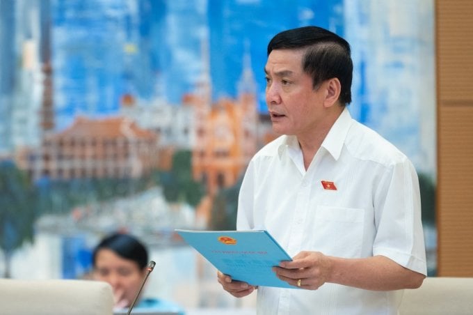 Mr. Bui Van Cuong, Secretary General and Head of the National Assembly Office, presented a report on preparations for the 5th session of the 15th National Assembly on May 13. Photo: Hoang Phong