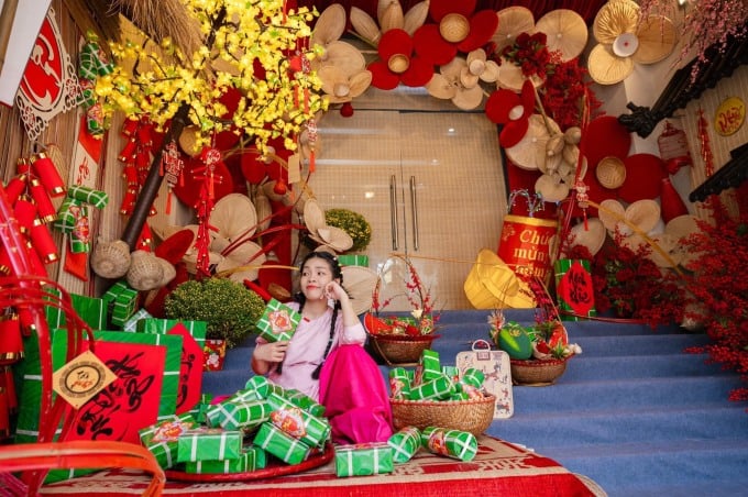 Bao Ngoc prend une photo avec un plateau de banh chung et de banh tet dans le hall devant sa maison dans la ville de Bac Giang.  Photo : Personnage fourni