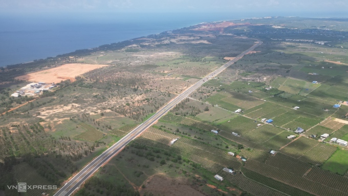 El proyecto de renovación de la carretera costera DT 719B que conecta Phan Thiet - Ke Ga (provincia de Binh Thuan), con un capital total de casi 1 billón de VND, ha alcanzado el 60% del volumen de construcción y está suspendido temporalmente debido a problemas con el sitio de la mina de titanio en la comuna de Thuan Quy. Foto: Viet Quoc