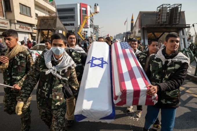 11月24日、イランのテヘランで行われた軍事パレードで、準軍事組織がイスラエルとアメリカの終焉を象徴する棺を運んでいる。写真：ズマ・プレス