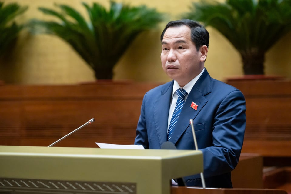 Le président de la commission des finances et du budget, Le Quang Manh, a présenté un rapport expliquant, acceptant et révisant le projet de loi sur la taxe sur la valeur ajoutée (amendé). Photo: Quochoi.vn