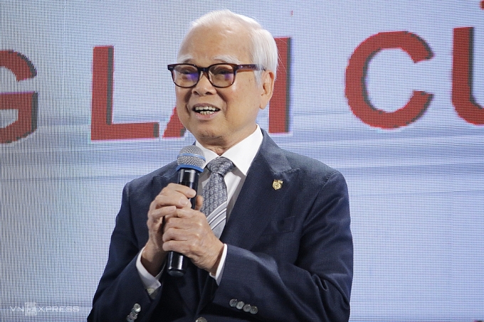 Thầy Nguyễn Văn Hòa chia sẻ tại buổi hội thảo về trường học hạnh phúc, sáng 20/10. Ảnh: Thanh Hằng