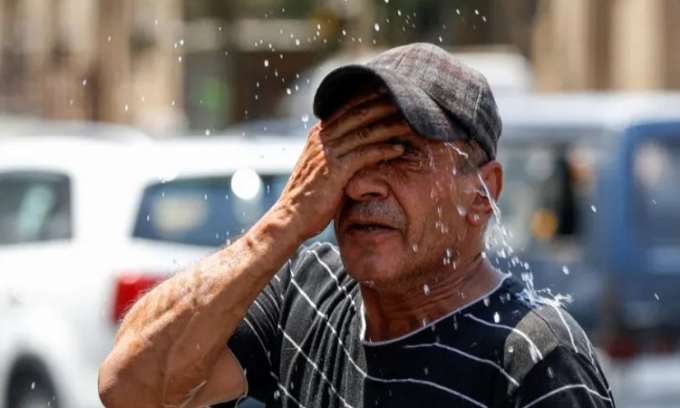 8월 13일 바그다드에서 한 이라크 남성이 더위를 식히기 위해 얼굴에 물을 뿌리고 있다. 사진: AFP