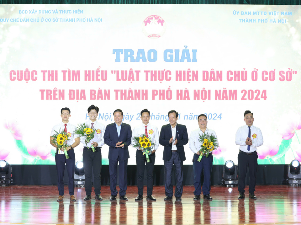 Lãnh đạo Hội Liên hiệp VHNT TP Hà Nội và Hiệp hội Unessco Hà Nội trao các giải Chuyên đề