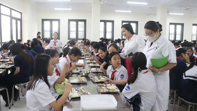 グエン・ティ・ミン・カイ中学校の食堂における食品の安全性の確保