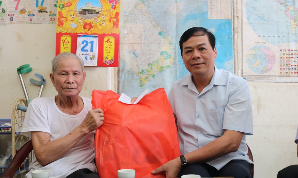 La délégation provinciale a visité et offert des cadeaux aux familles politiques du district de Ha Quang.