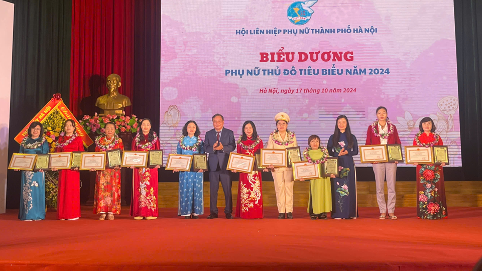 Deputy Secretary of the Hanoi Party Committee Nguyen Van Phong presented the title of Outstanding Capital Women in 2024 to women who always aspire to contribute and strive to rise up.