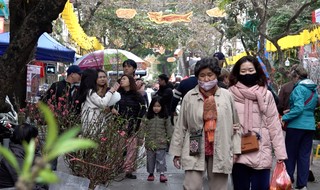 Hanoi, en la tarde del 30 de Tet, la gente todavía está ansiosa por ir al mercado a comprar.