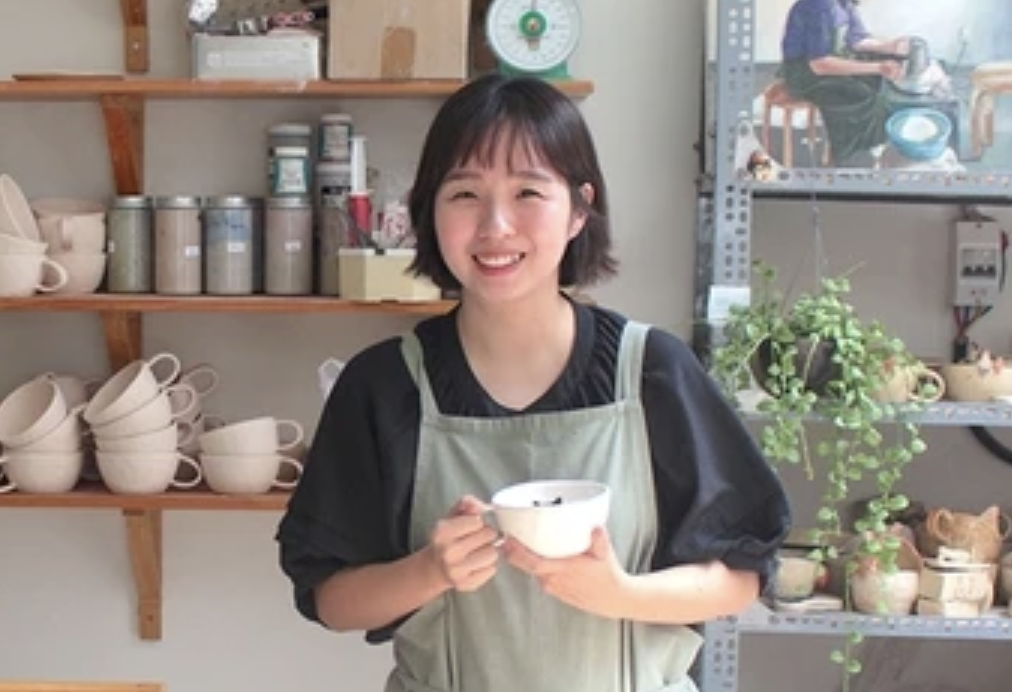 Spontaneously opening a pottery workshop, Korean girl is warmly welcomed by young Vietnamese people