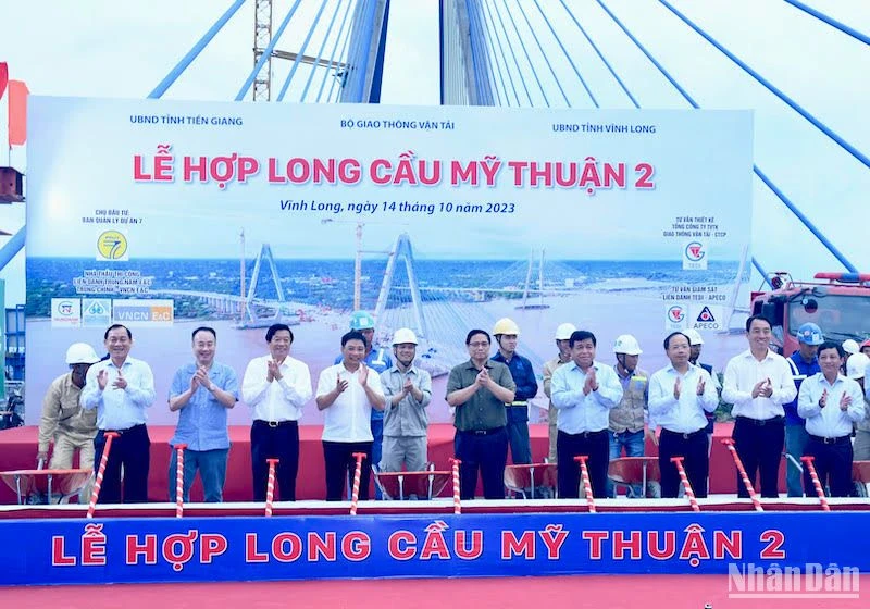 Prime Minister performs the closing ceremony of My Thuan 2 Bridge