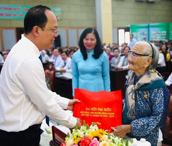 More than 1,000 farmers in Binh Chanh district donate land to build roads photo 1