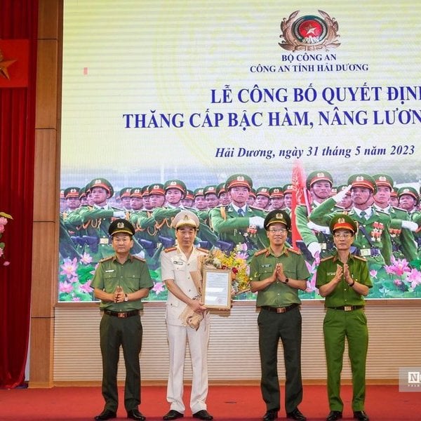 Giám Công an và 1 Phó Giám đốc Công an Hải Dương thăng quân hàm