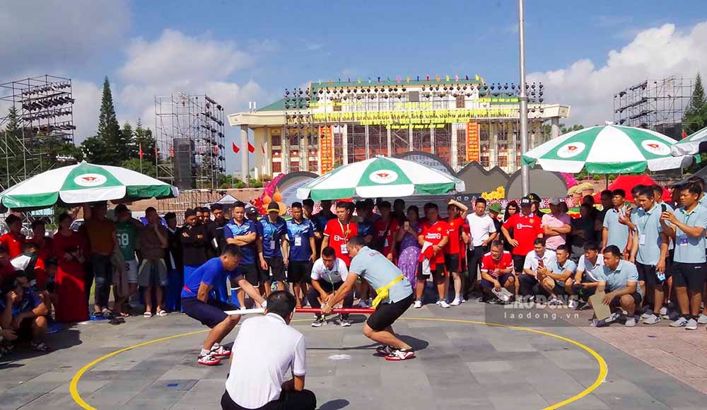 Trong khuôn khổ ngày hội còn có nhiều hoạt động thi đấu thể thao, trò chơi dân gian... Đặc biệt còn có giải đua mô tô địa hình tỉnh Lai Châu mở rộng lần I; giải Dù lượn đường trường PuTaLeng Việt Nam mở rộng lần II và giải leo núi “Chính phục đỉnh Tả Liên Sơn” mở rộng.