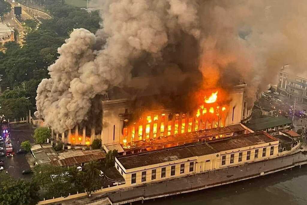 โลก - “ไฟไหม้” อาคารไปรษณีย์เก่าแก่ที่สุดในฟิลิปปินส์ (ภาพที่ 2)