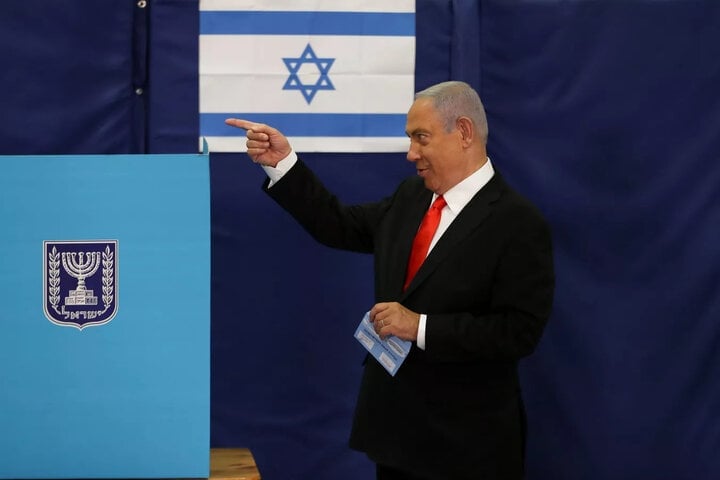 Thủ tướng Netanyahu và lá quốc kỳ Israel. (Ảnh: al Jazeera)