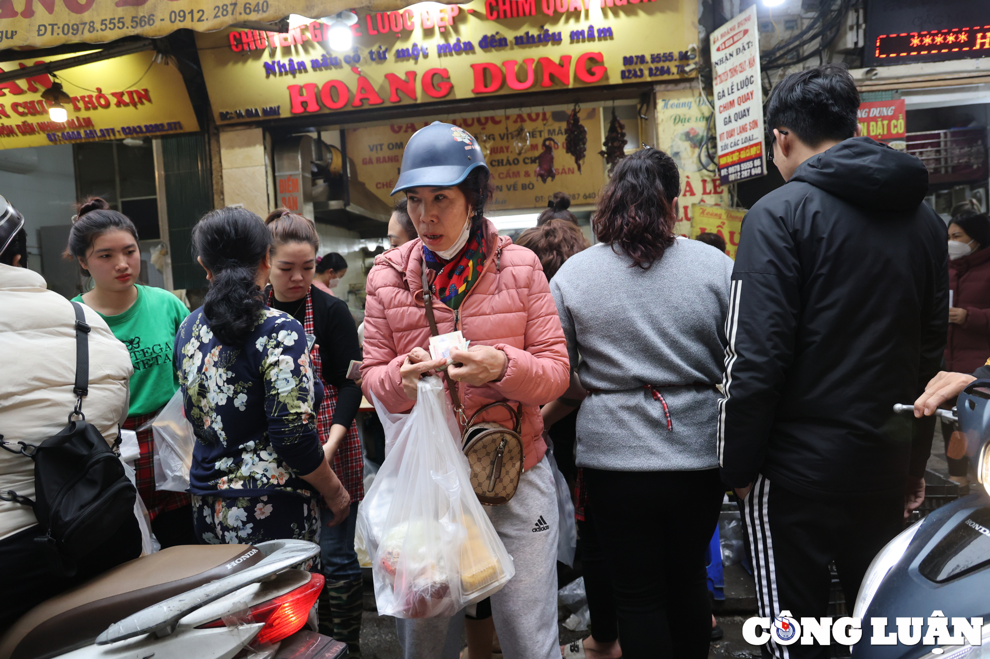 ga ngam hoa hong hut khach tai cho nha giau ha noi hinh 10