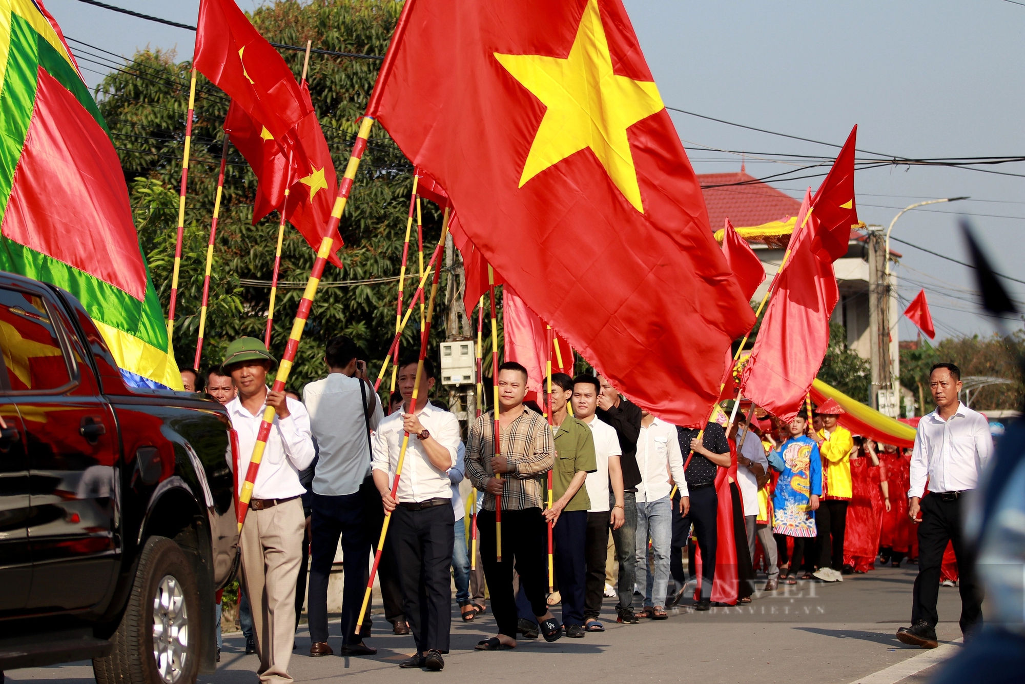 Dòng người mặc áo dài, đầu đội mâm bánh chưng tham gia hội thi tại ngày giỗ vua Mai Hắc Đế- Ảnh 4.