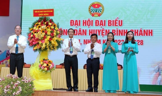 Comrade Nguyen Ho Hai presented a flower basket to congratulate the congress. Photo: TRAN YEN