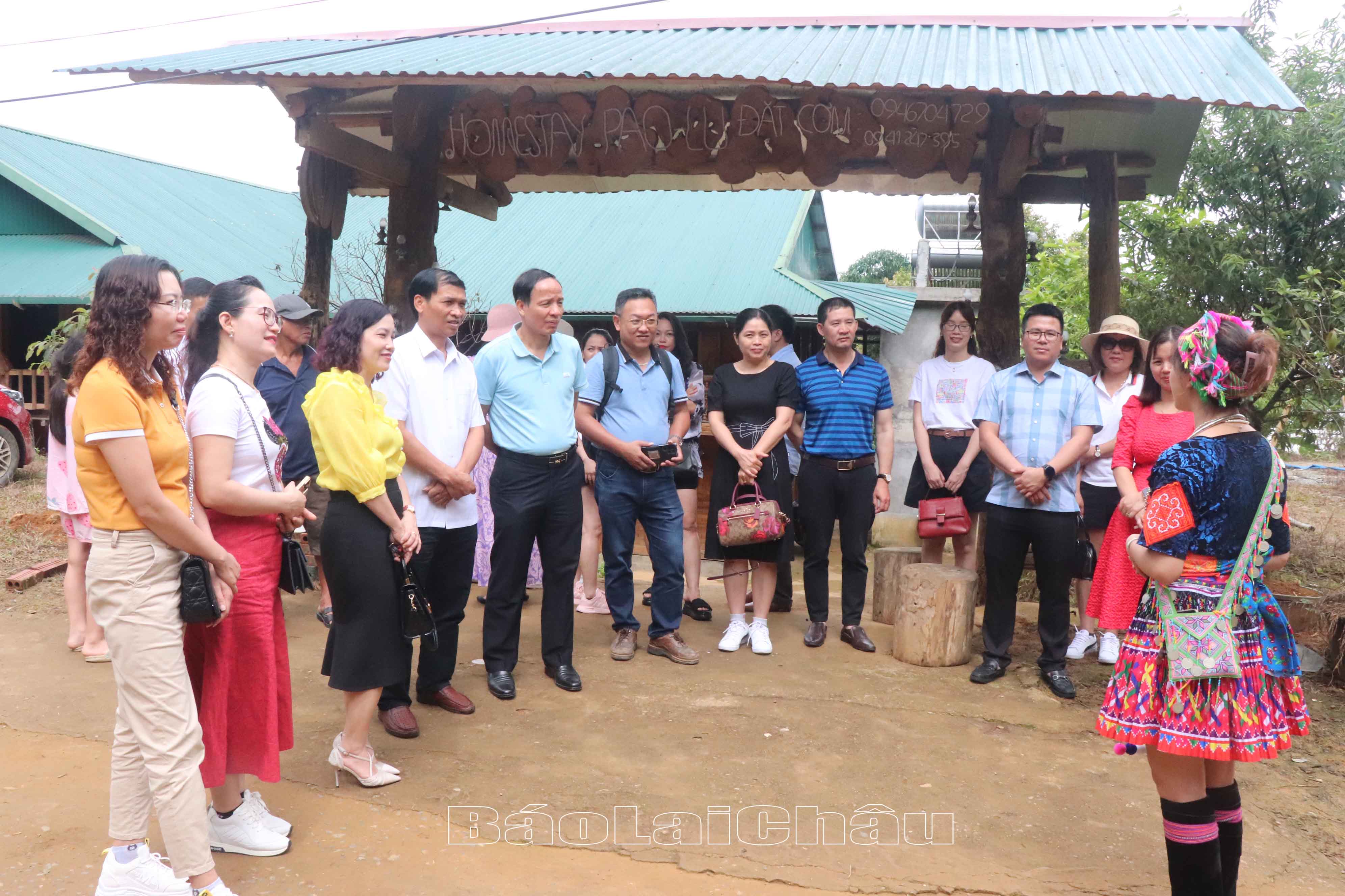 Lãnh đạo, phóng viên, biên tập viên Báo Lai Châu, Báo Nam Định chụp ảnh lưu niệm bên trụ sở làm việc của Báo Lai Châu.